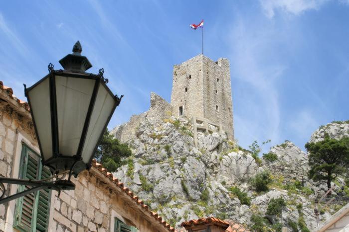 Apartment With 2 Balconies And Sea View Omis Exterior photo